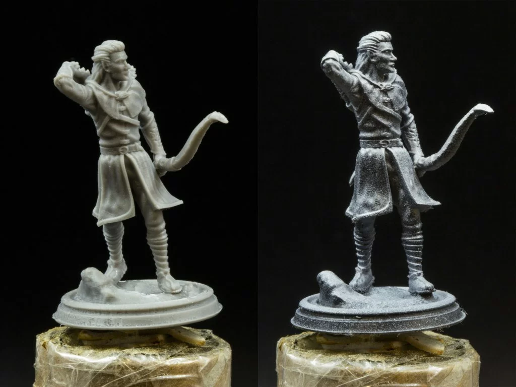 Two printed 3d elves miniatures. They reaching for arrows, holding the bow. First one before highlighting (on the left), second one after it (on the right).